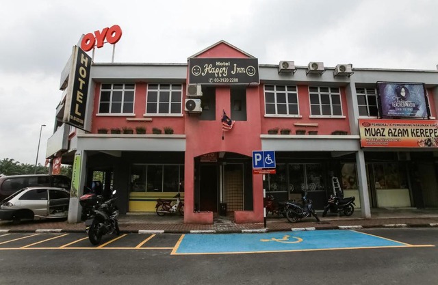 OYO 89585 Hotel Happy Inn