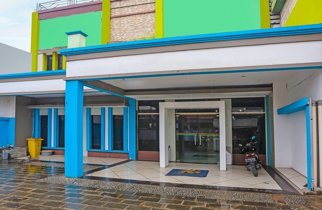 OYO 92469 Hotel Sahabat
