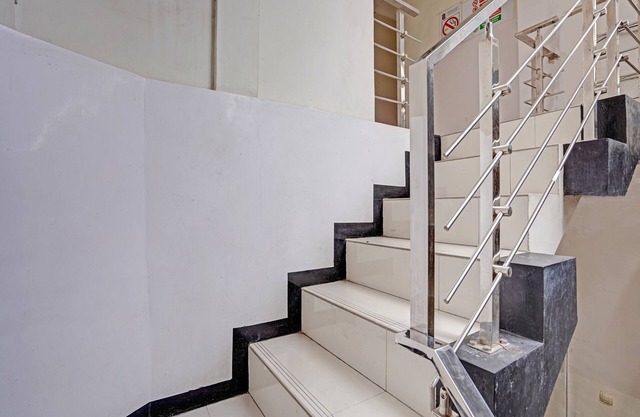 OYO Flagship 90789 Genteng Residence