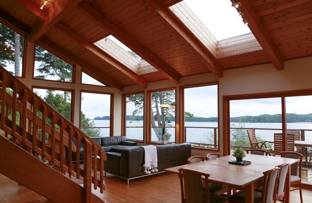 Pacific Retreat-Ocean Views, Tonquin, Hot Tub, BBQ