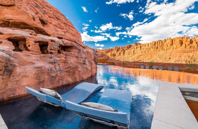 Padre Canyon Residences - Whole House with Pool