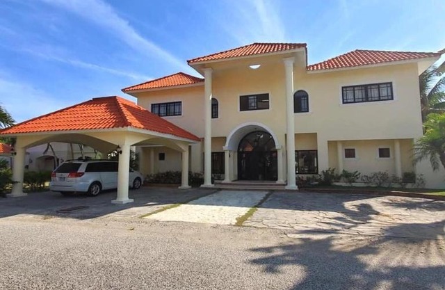 PALATIAL METRO COUNTRY CLUB VILLA