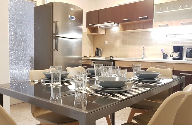 Palette Apartment (Chocolate) - Athens Center, 6 BD, 3 BATH