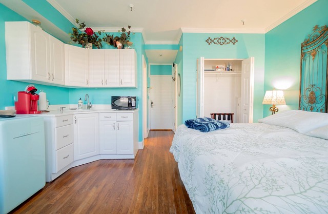 🏝Palm Beach Island Condo-Hotel King Bed Studio Walk to Beach🏖
