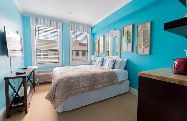 🏝Palm Beach Island Condo-Hotel Room Walk to Beach 🏖