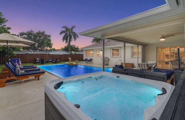 Palm Beach Luxury/5BR, Pool, Hot Tub, Fire Pit, Billiards, Arcade/Sleep 18