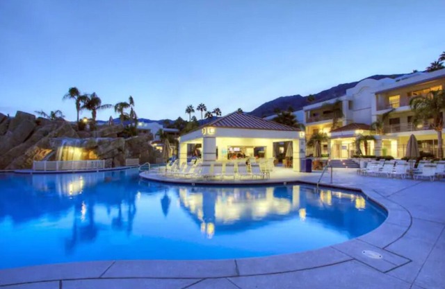 PALM SPRINGS PERFECTION! 2BDR sleeps 6! POOLSIDE Bar & Grill