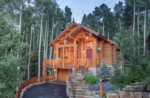 PALMYRA PINES— Luxe cabin w/ vibrant views, hot tub, & ski-in/ski-out access