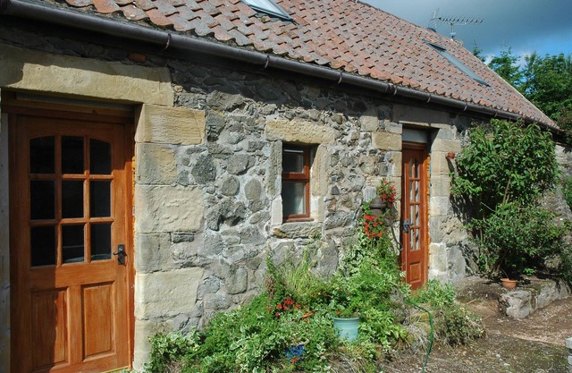 Pan-Tiled Stone Cottage in small hamlet near St Andrews Golf