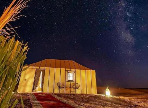 Panoramic Desert Camp with jeep pickup included