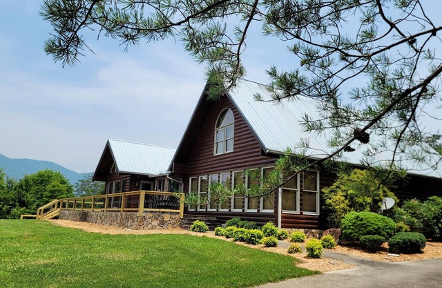 Panoramic Happiness ~ Majestic Mountain Views ~ 5000SF ~ Easy Access