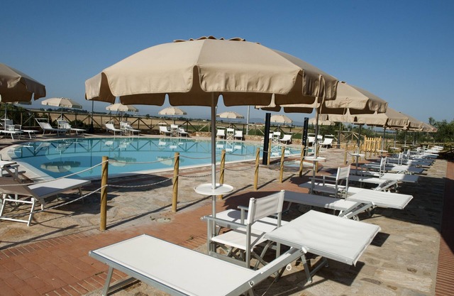 Panoramic three-room apartment with garden, swimming pool, tennis, in the countryside near the sea and services