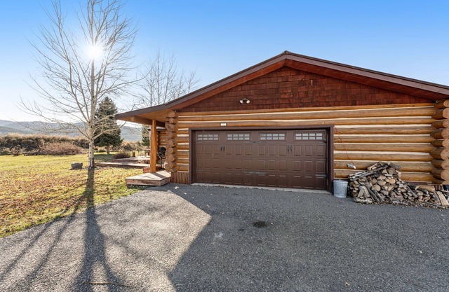 Panoramic mountain view cabin with hot tub & near skiing - on two acres