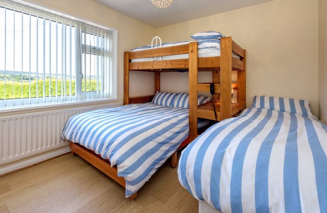 Pant Gwyn Bungalow - Three Bedroom House, Sleeps 8