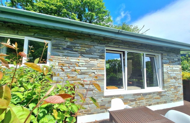 Parada Cottage@Mineshop Holiday Cottages, a woodland stroll to Crackington Haven