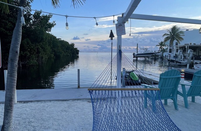 Paradise Casa Bayfront sunsets, pool, Private dock, Glamping
