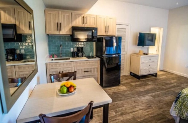 Paradise found. Fabulous resort studio apt w/mini kitchen. Breathtaking views.