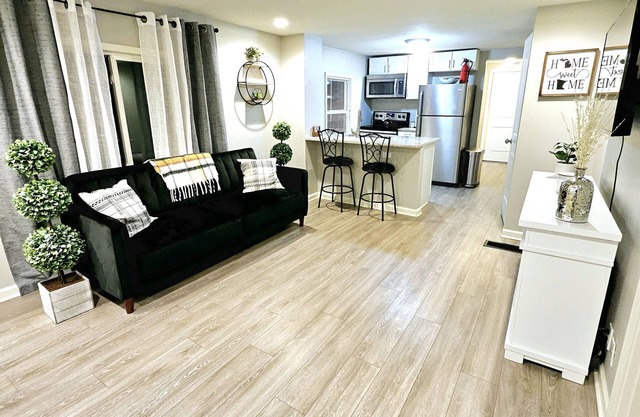 Paradise in Grand Rapids W/backyard fireplace. Pet friendly.