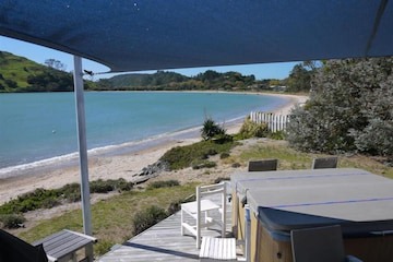 Paradise in Pataua, beach front bach with it all !