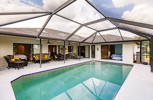 Paradise on Everest: 3 Bedroom Waterfront Heated Pool Home. Minutes to the Gulf