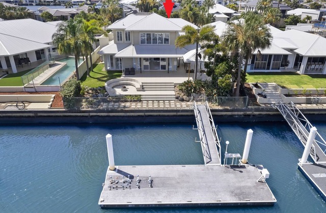 PARADISE ON NORTH! LUXURIOUS CANAL HOLIDAY HOME