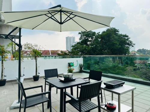 Paragon Residence 8-12pax-Big Balcony with BBQ