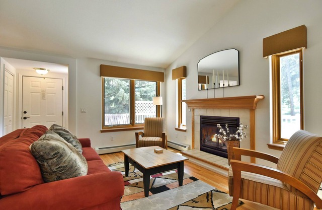Park Forest Deer Trail Townhome: Hot Tub, On Shuttle Route