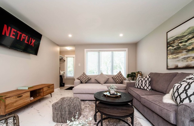 Park Life Escape-King Beds-Sleeps 10-Pet Friendly!