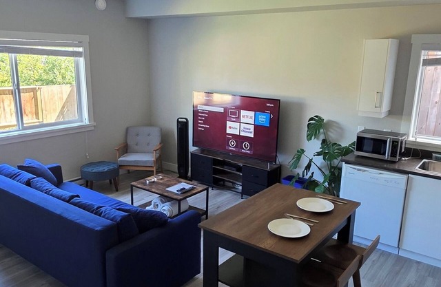 Park View Suite - FULL kitchen -private entrance - self checkin-parking on site
