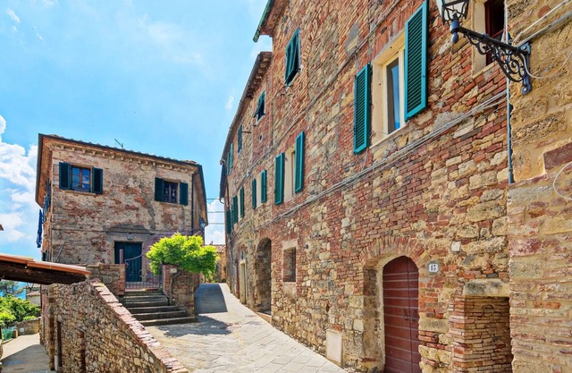 Part of a large house in the center of Monte Castelli Pisano