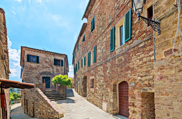 Part of a large house in the center of Monte Castelli Pisano