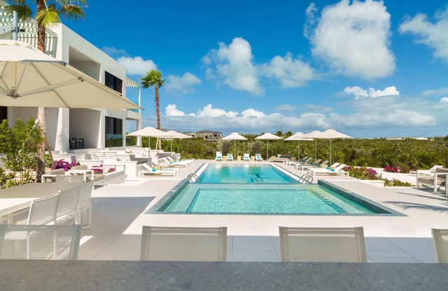 Partial Oceanview Studio + Free Breakfast now 'til end June