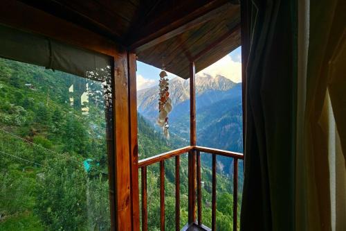 Parvati's Lap Mountain Villa- MEGHBARI