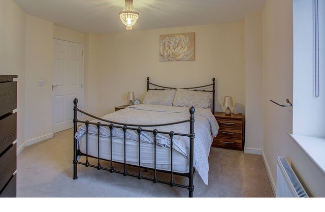 Pass the Keys | 2nd Floor Apt for 5, stones throw from city centre