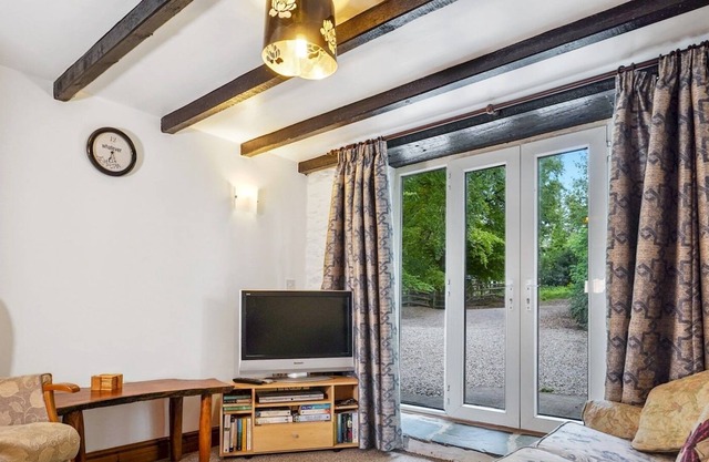 Pass the Keys | Cosy 3 Bedroom Barn Conversion with pool