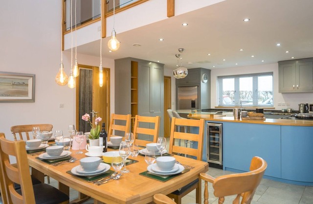 Pass the Keys | Modern 4-Bed Home – Spacious & Comfortable