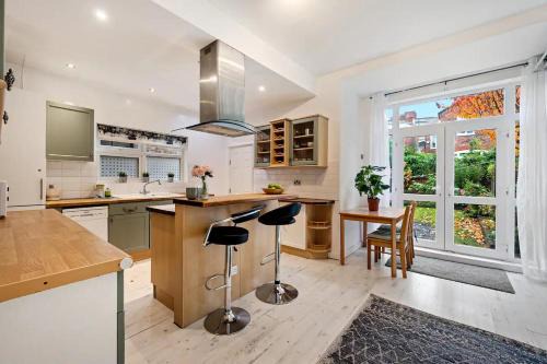 Pass the Keys Old Trafford 4-Bedroom Retreat Near Manchester United & City Centre - Family-Friendly