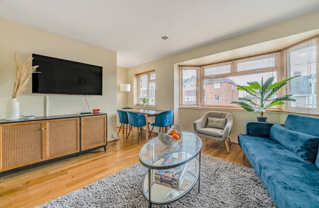 Pass the Keys | Stylish 2BR Apartment Parking x 2 Oxford