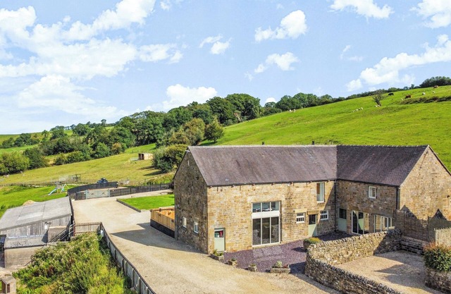 PASTURES BARN, pet friendly, character holiday cottage in Leek