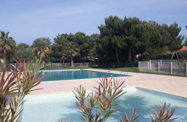 Pavilion in residence with swimming pool 150m from the sea