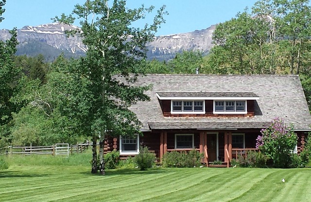 Peace And Serenity With Mountain Views On An Organic Cattle Ranch