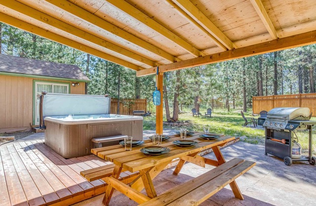 Peaceful 3 Bedroom Home Close to Sunriver, Hot Tub and Fenced Yard!