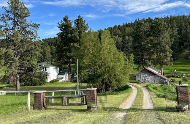 Peaceful 4 bdrm Mountain Home with Fireplace and Views!