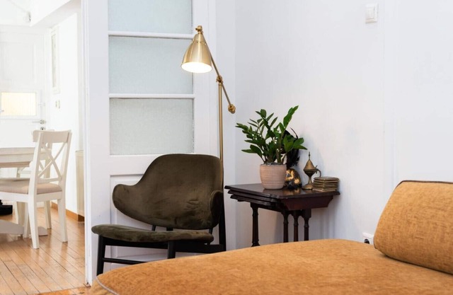 Peaceful and Spacious Penthouse w/2 Bedrooms and Lots of Daylight