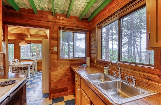 Peaceful and tranquil rustic cabin on the water