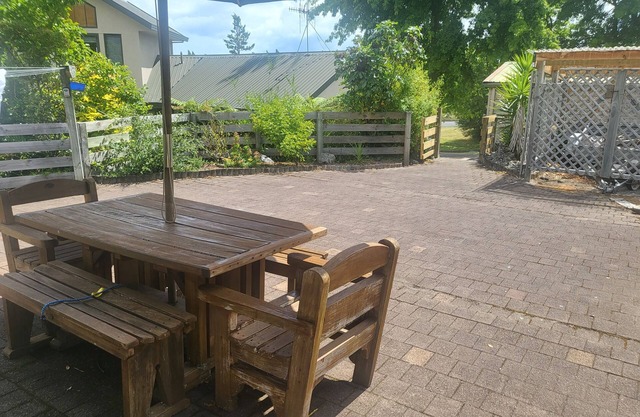 Peaceful bach close to the lake, in the heart of Kinloch