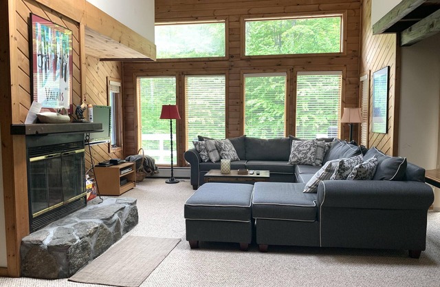 Peaceful, comfortable townhouse near Mount Snow; free shuttle; hot tub