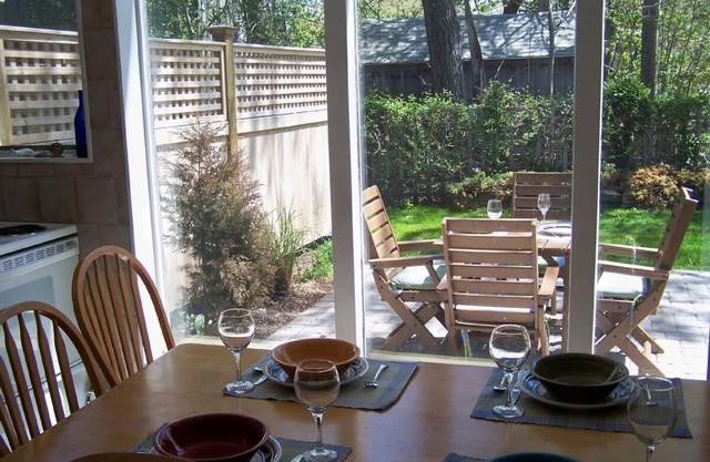 Peaceful Condo, Spacious, Walk to Town & Market