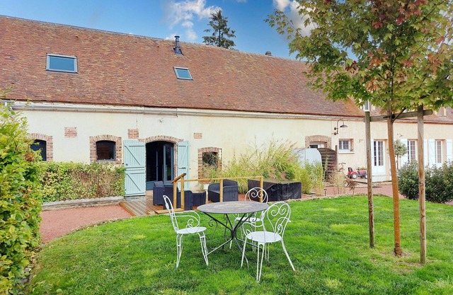 Peaceful countryside cottage near Chartres with parking