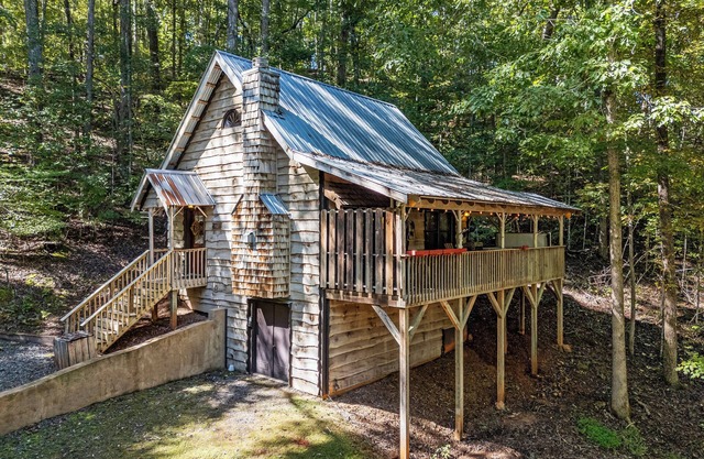 Peaceful Creekside Cabin in Dahlonega, GA with Hot Tub